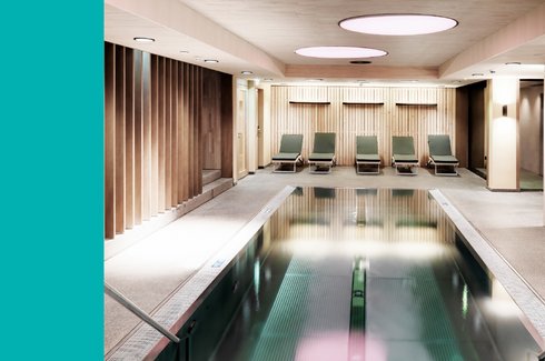 Tauchbecken und Duschen