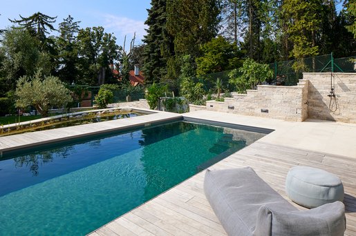 Pool mit naturnaher Gestaltung