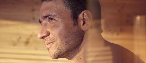 Felix Neureuther entspannt in seiner KLAFS Sauna