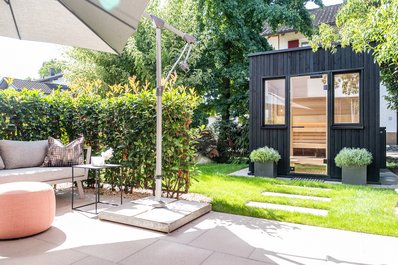 Ein Blick von der stilvollen Gartenterrasse