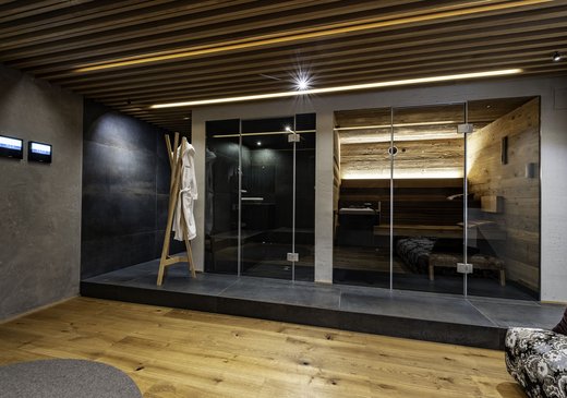 Moderner Zubau mit Dampfbad und Sauna von KLAFS 