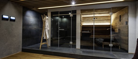 Moderner Zubau mit Dampfbad und Sauna von KLAFS Moderner Zubau mit Dampfbad und Sauna von KLAFS