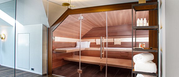 Design-Sauna in Dachschräge mit indirekter Beleuchtung und moderner Innenarchitektur