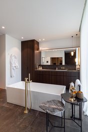 Wellnessbad in moderner Architektur