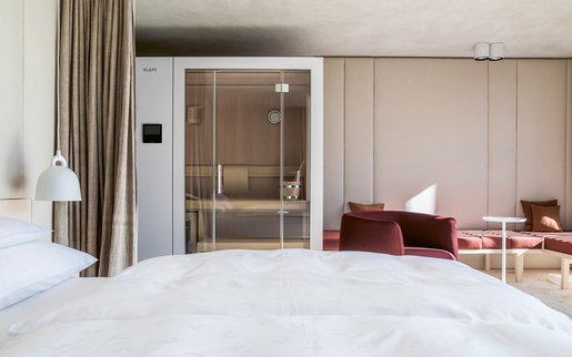 Das Miramonti Boutique Hotel setzt auf moderne Architektur – und auf die Sauna S1 en suite.