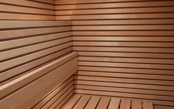 Sauna PURE: Echtholz-Furnierpaneele mit waagerecht aufgesetzten Stäben aus massivem Hemlock.