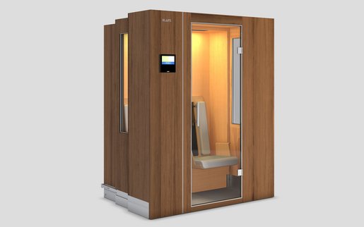 Ausgefahrene Doppel-Infrarotkabine mit Holzverkleidung, Glastür und zwei ergonomischen Sitzeinheiten