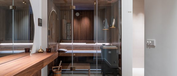 Maßgefertigte Sauna aus Nussbaumholz Maßgefertigte Sauna aus Nussbaumholz