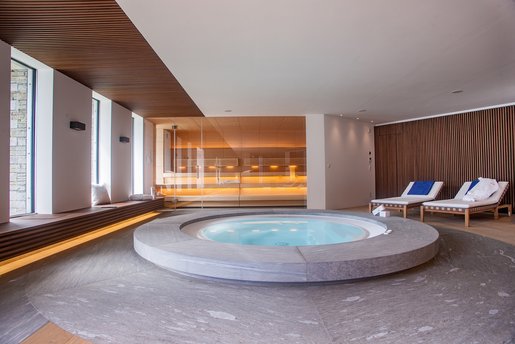 Im Zentrum der Wellnessoase befindet sich der drei Meter grosse Whirlpool aus hochwertigem Valser Quarzit