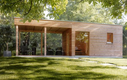 Eine Gartensauna umgeben von natürlichem Ambiente