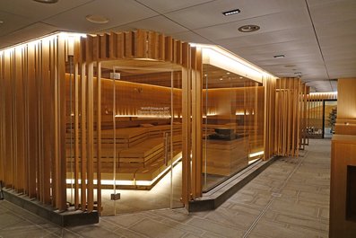 Die Wohlfühlsauna mit offenen Holzpaneelen