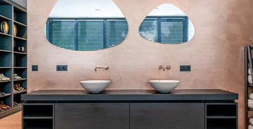 Moderne Landhausvilla mit integriertem Wellnessbereich von KLAFS