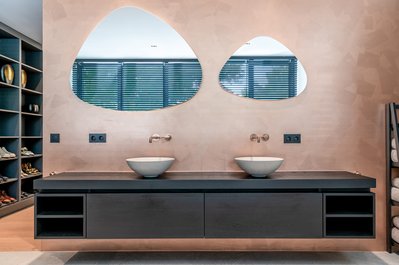 Moderne Landhausvilla mit integriertem Wellnessbereich von KLAFS